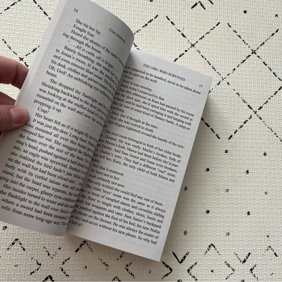 Lisa Jackson • the girl who survived paperback book thriller 📚 - Picture 5 of 6